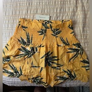 Francesca’s yellow leafy skirt sized M